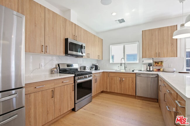 Photo - 424 N Gardner St Unidad 424 1/2