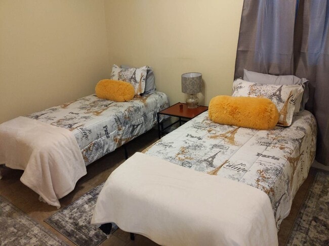 Dormitorio central, dos camas individuales - 2733 Amelia St