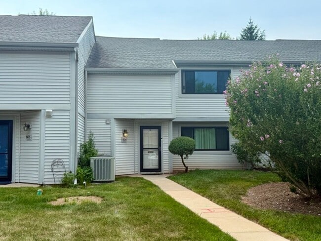 Building Photo - 604 Monroe Dr