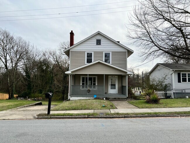 Photo - 610 Douglas St House