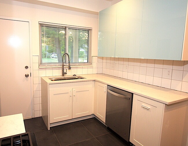 Photo - 1341 Crane St