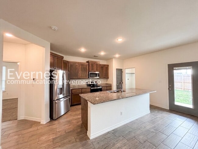 Photo - 2215 Hornbeam St