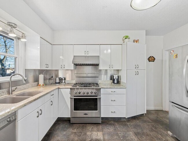 Photo - 1701 Nanaimo St