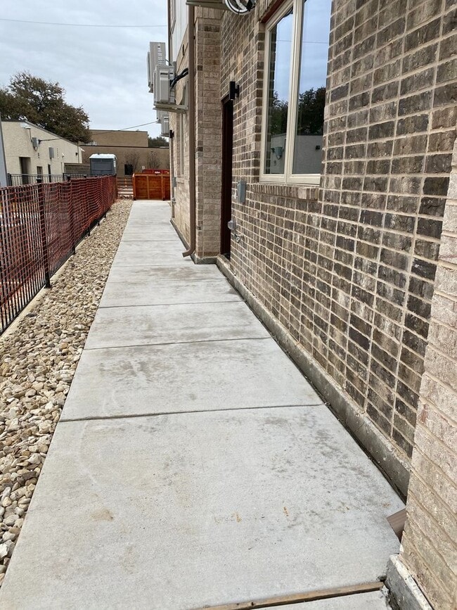 Photo - FELI324 Unit 324-200