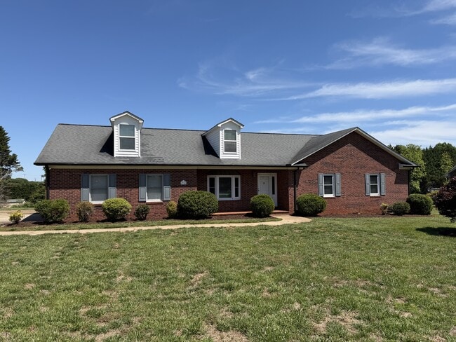 Building Photo - 236 Meadow Oaks Dr