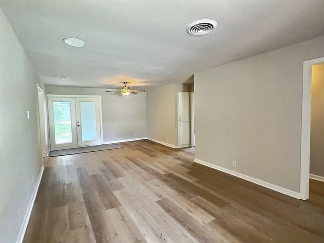 Photo - 111 E Doris Dr