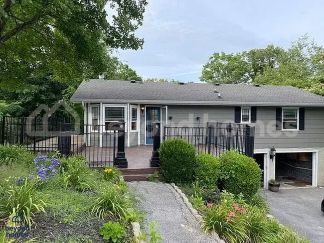 Building Photo - Updated 4-Bed Home Minutes from Downtown C...