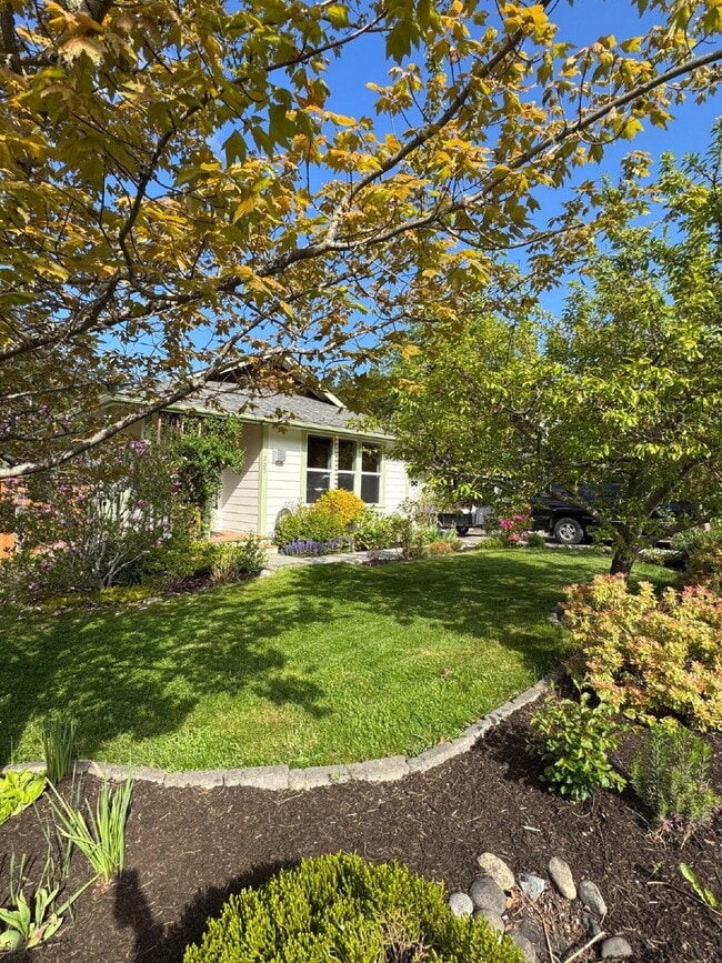 Photo - Single-family 3-bedroom home in a desirable neighborhood in town!