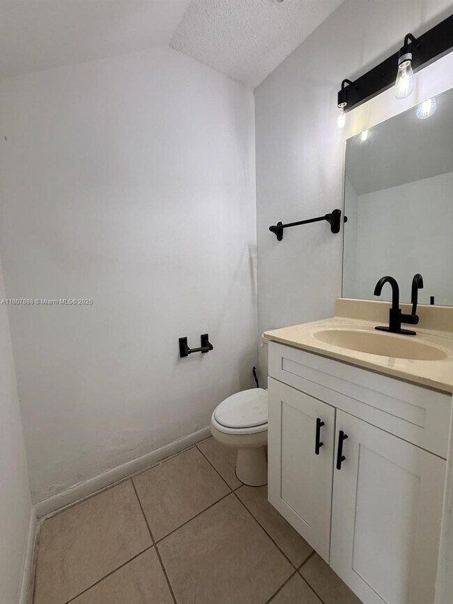 Building Photo - 5154 Breckenridge Pl Unit 42 Rental
