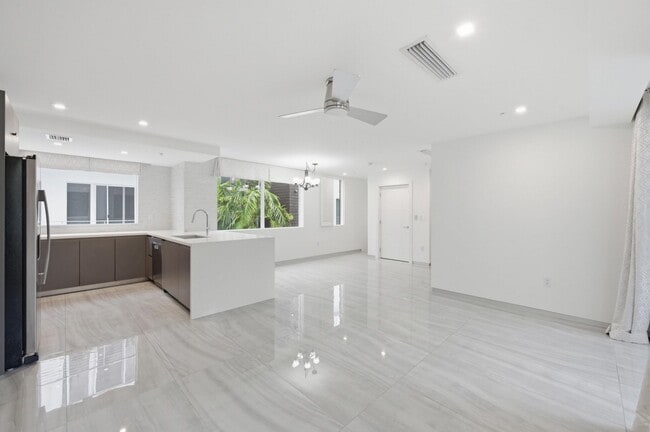 Photo - 714 NE 14th Ave Unidad 3 Bedroom Condo for Rent