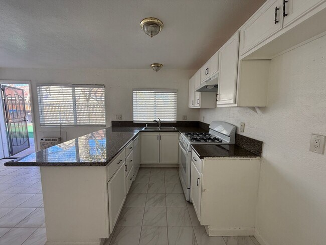 Photo - Palmdale 1 bedroom + 1 bath Unidad #1