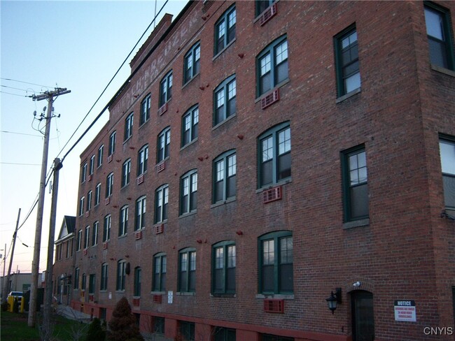 Building Photo - 617 Hiawatha Blvd