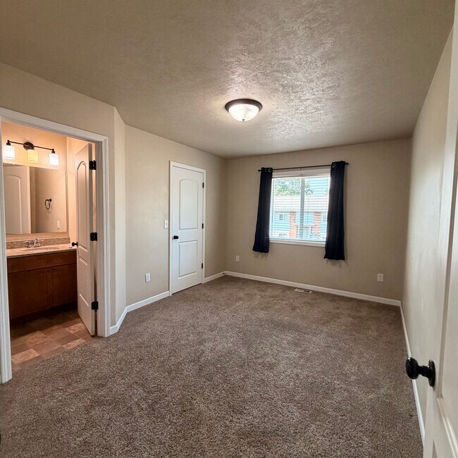 Photo - 708 3rd St NW