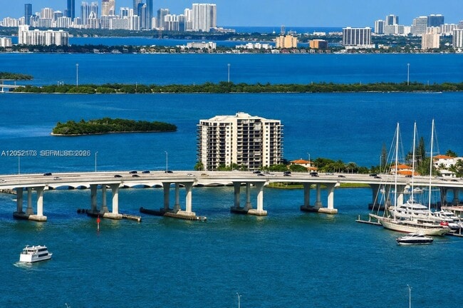 Building Photo - 300 S Biscayne Blvd Unit T-3511