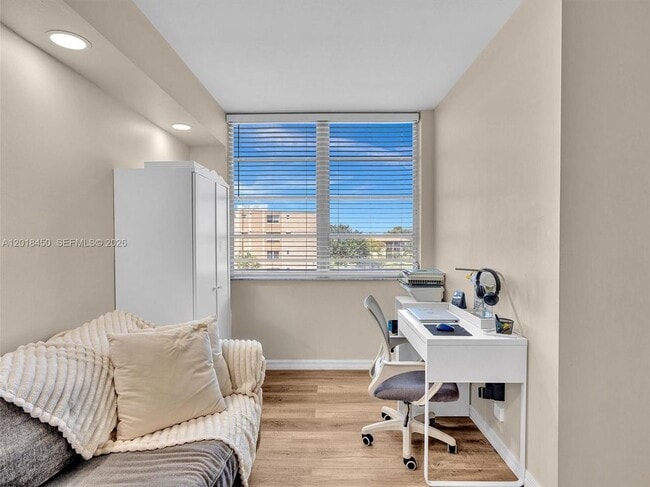 Photo - 7840 NW 50th St Unidad 404