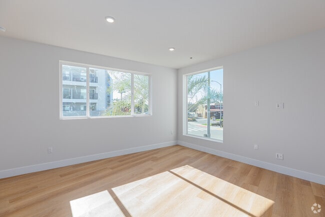 2BR, 2BA - 850SF - Living Room