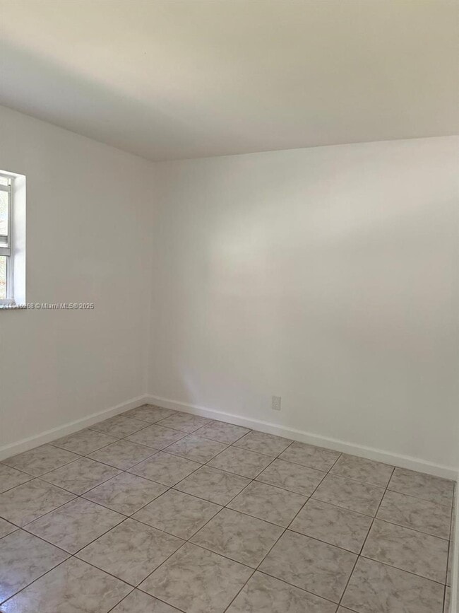 Photo - 231 NE 40th Ct Unit 3