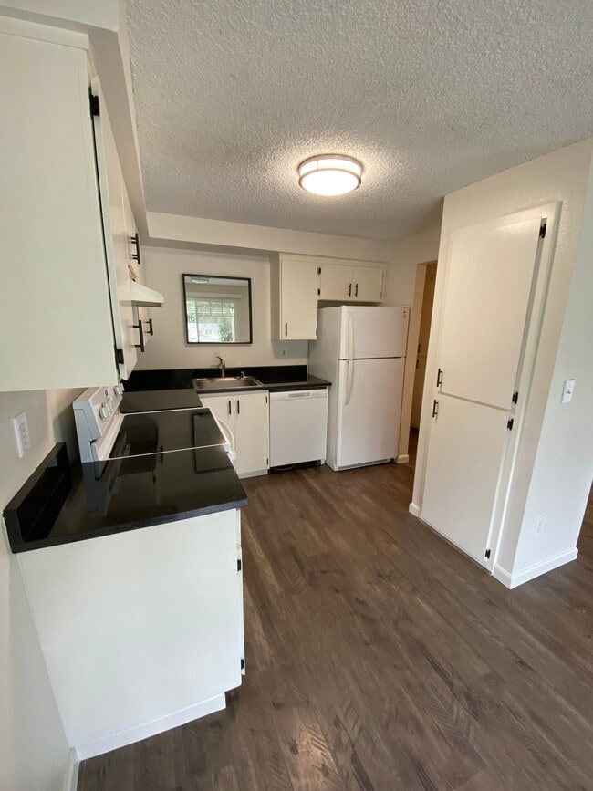 Photo - 8206 Locust Ave E