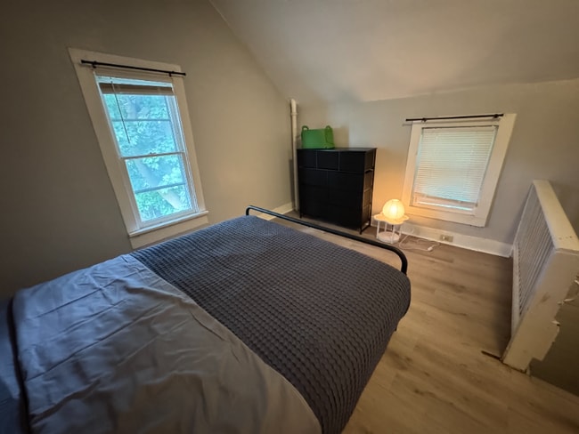 Photo - 405 Carrier St NE