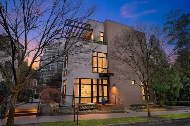 Building Photo - 721 Longleaf Dr NE