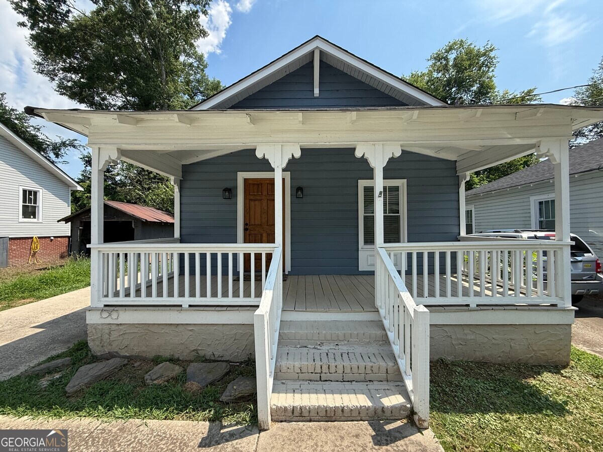 Photo - 606 W 10th St NE