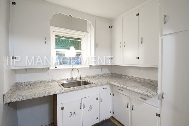 Photo - Lovely 3BD-1.5 BA Cleveland Hts Colonial!