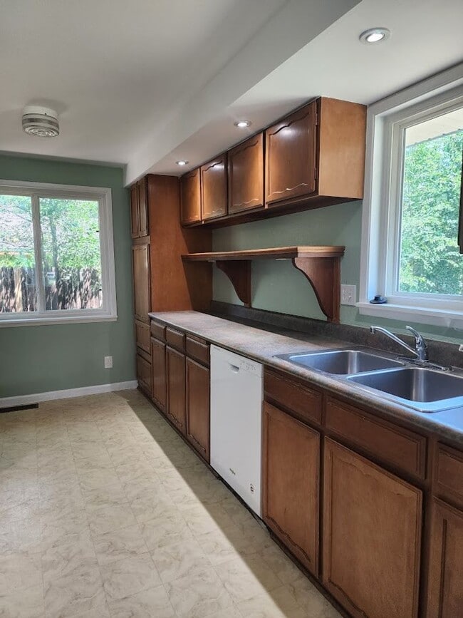 Photo - Long Realty & Property Management - 3 Bedr...