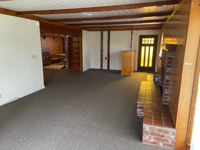 Photo - 825 Mathew St