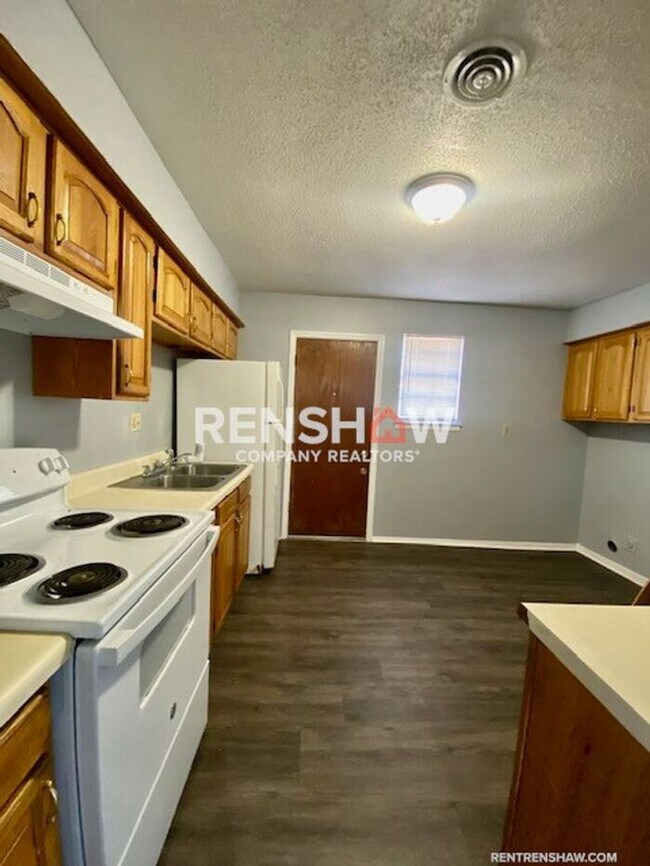 Upgraded Duplex unit in PARKWAY VILLAGE 3 Rental House Rental in