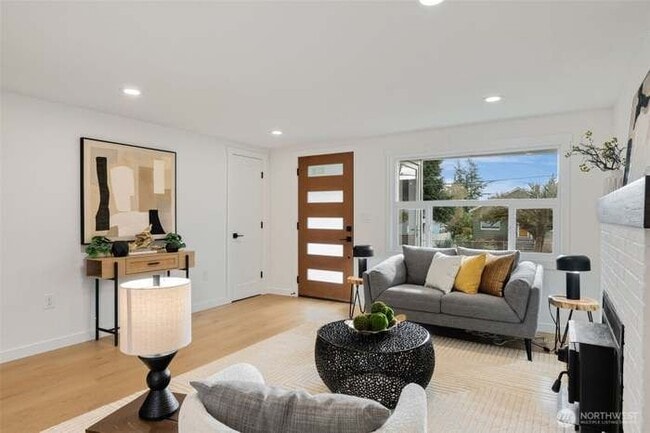 Photo - 704 N 104th St