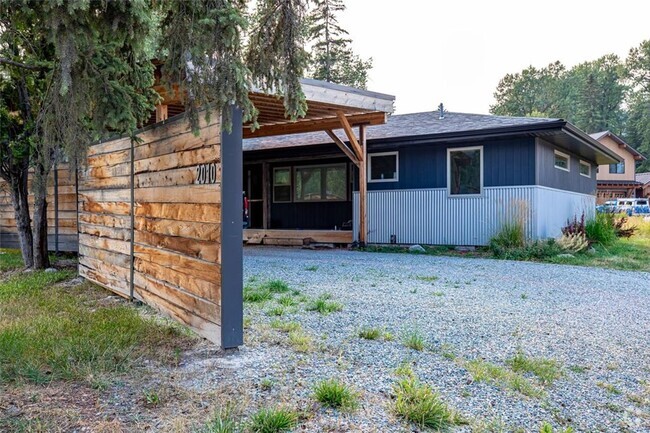 Building Photo - Gorgeous Whitefish Home