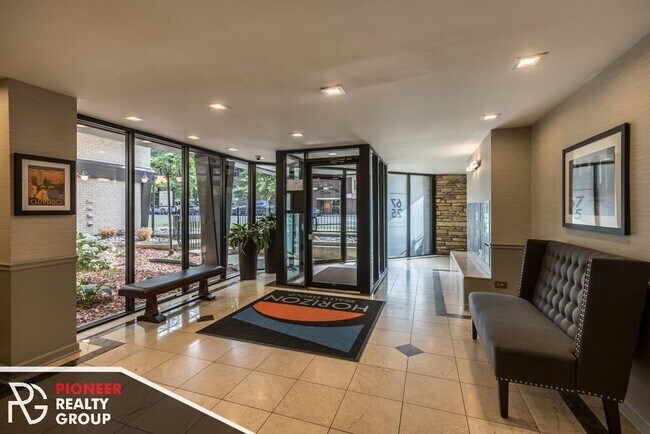 Building Photo - 6725 N Sheridan Rd Unit 301