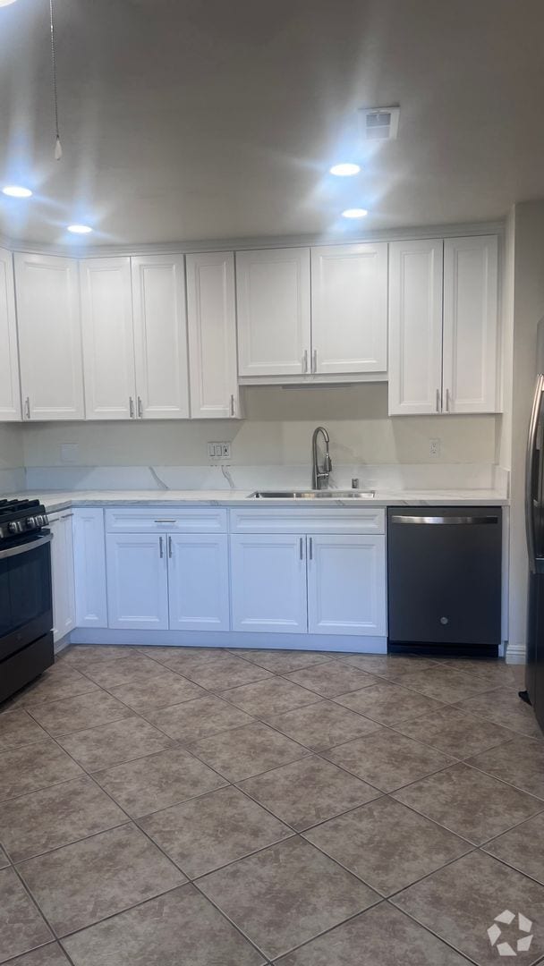 Building Photo - 3 Bedroom, Two Bathroom Condo