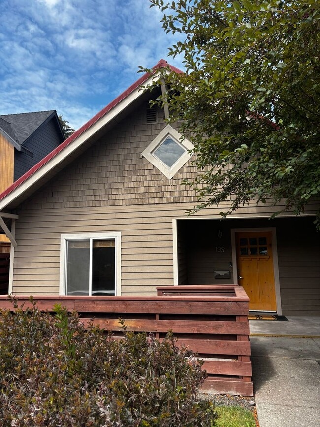 Building Photo - Ideal Duplex on NW Broadway with Parking