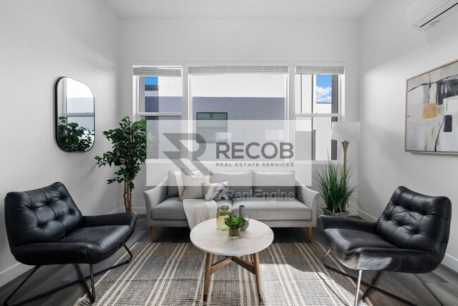 Building Photo - 1638 Elm Ave Unit 3