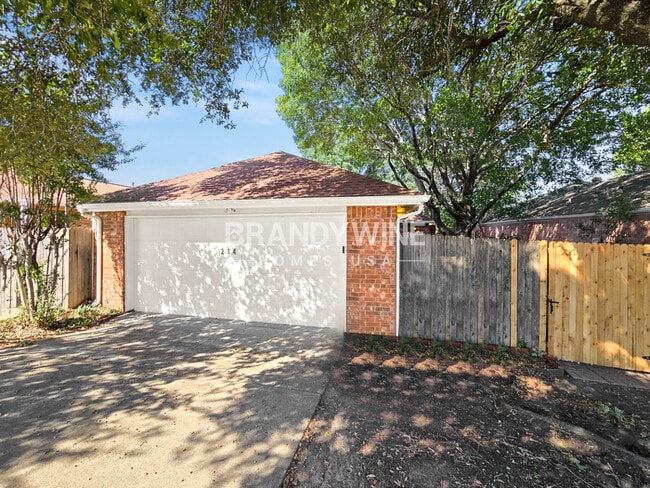 Photo - 214 Streamside Dr