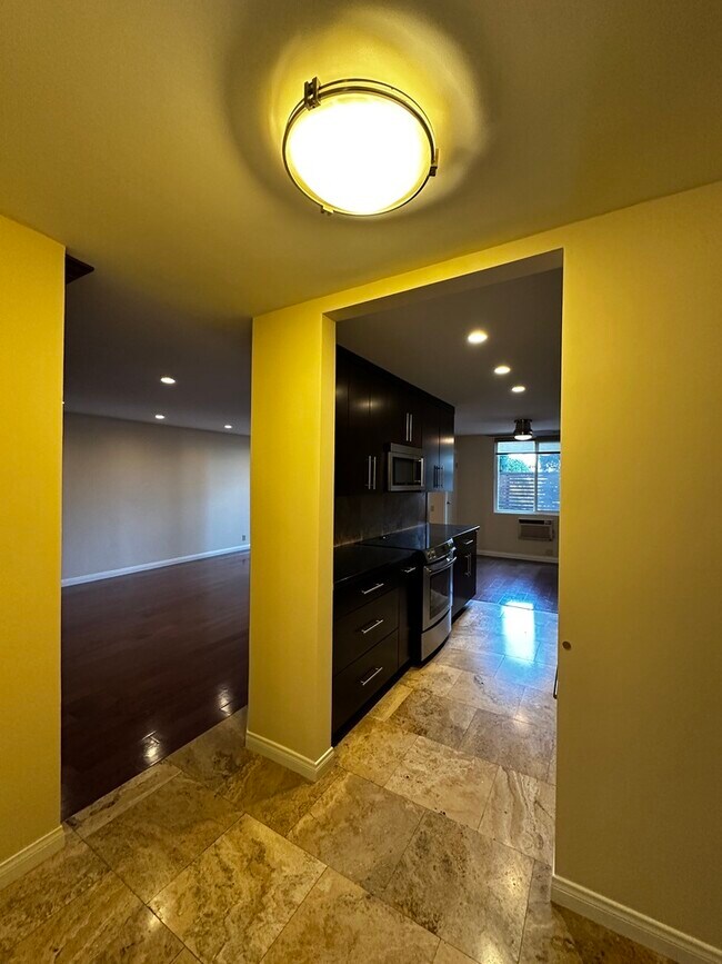 Entrada de la unidad - 11951 Mayfield Ave Unidad 103