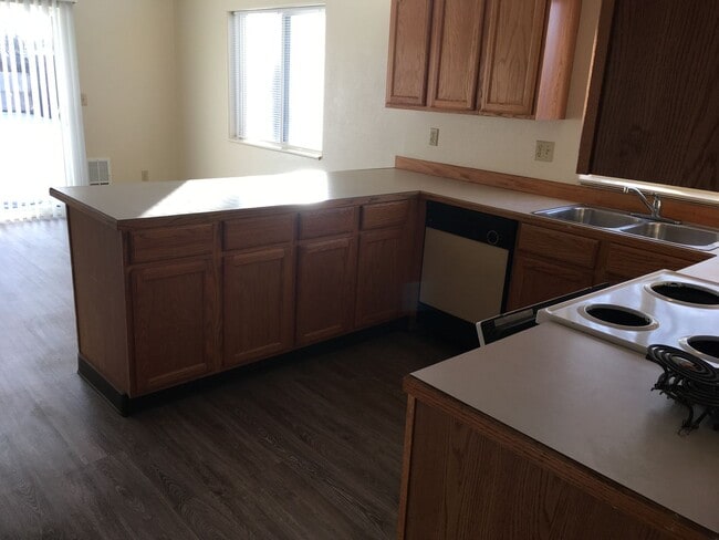 Photo - MF076-Short Ave Duplex-Gaerisch Unit 115