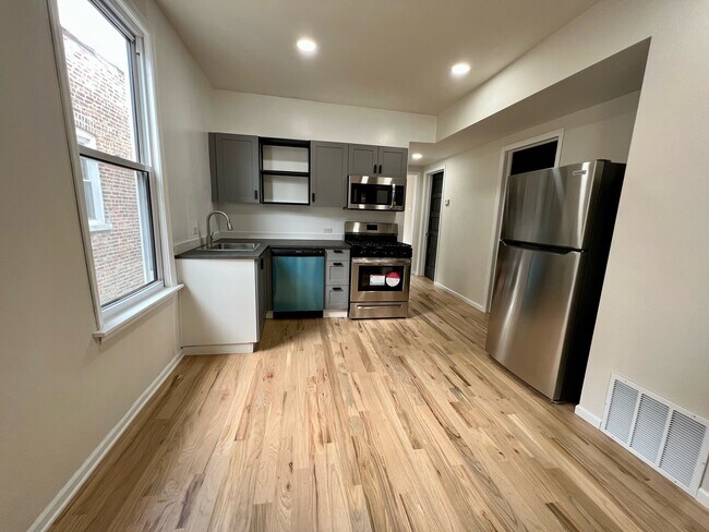 Kitchen - 2909 N Lawndale Ave Unidad 2