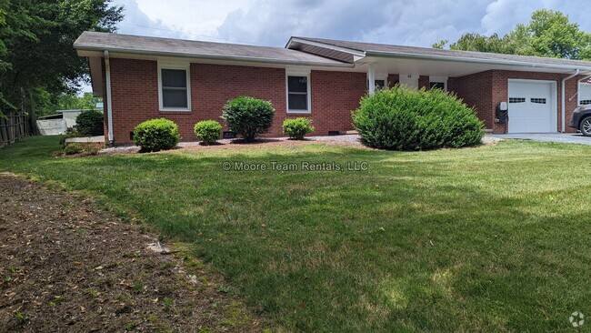 Building Photo - 2/2 & Office - Garage, Lawn Care Included Rental