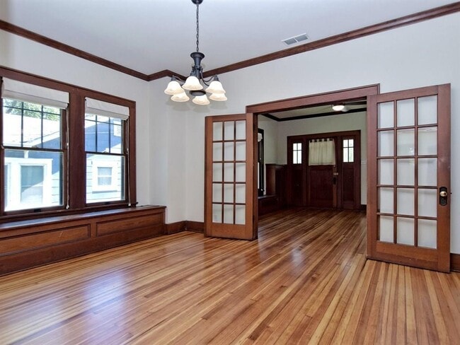 Photo - 403 W 37th St