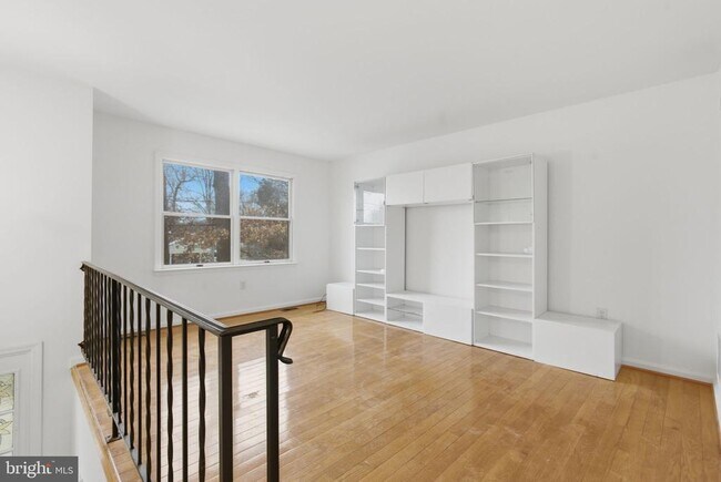 Photo - 4904 Hollywood Rd