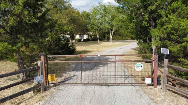 Building Photo - Large 4/2 Ranch-Style Home in Manor TX