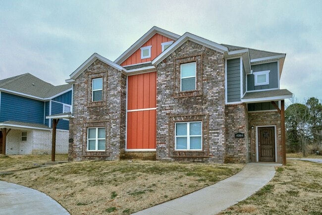 Photo - Beautiful 3 bed / 3.5 bath duplex with two car garage - Minutes from U of A!