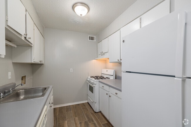 2BR, 1.5BA - 1,163SF - Kitchen - Veracruz Apartments