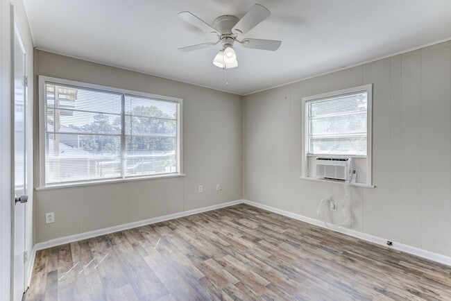 Photo - 711 Cherokee Dr