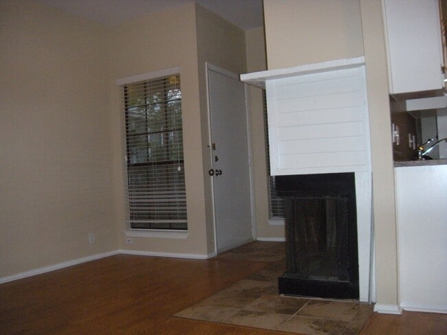 Photo - HYDE PARK TERRACE - NORTH CAMPUS - PRIVATE UPDATED 1 BEDROOM FOR AUGUST 2026 PRE-LEASE