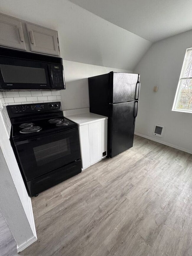 Photo - HALF OFF FIRST MONTH RENT! !! Nice 1 Bed, 1 Bath Upper Unit in Tacoma's Lincoln District