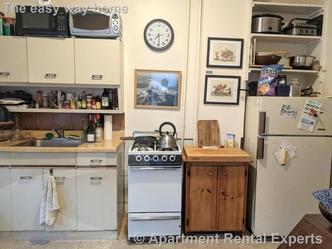 Building Photo - 2 Evergreen Square Unit #1