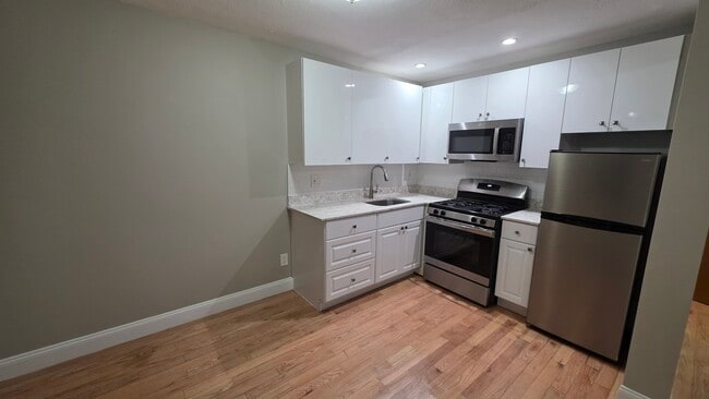 Building Photo - 66 Shawmut St Unit Shawmut